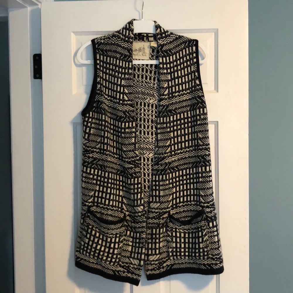 Angel of the North black and white sleeveless cardigan | size S